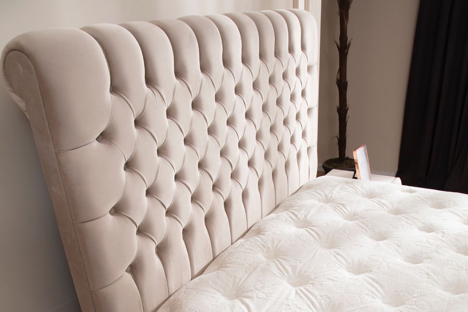 Lit Coffre en velours beige capitonné LUNA