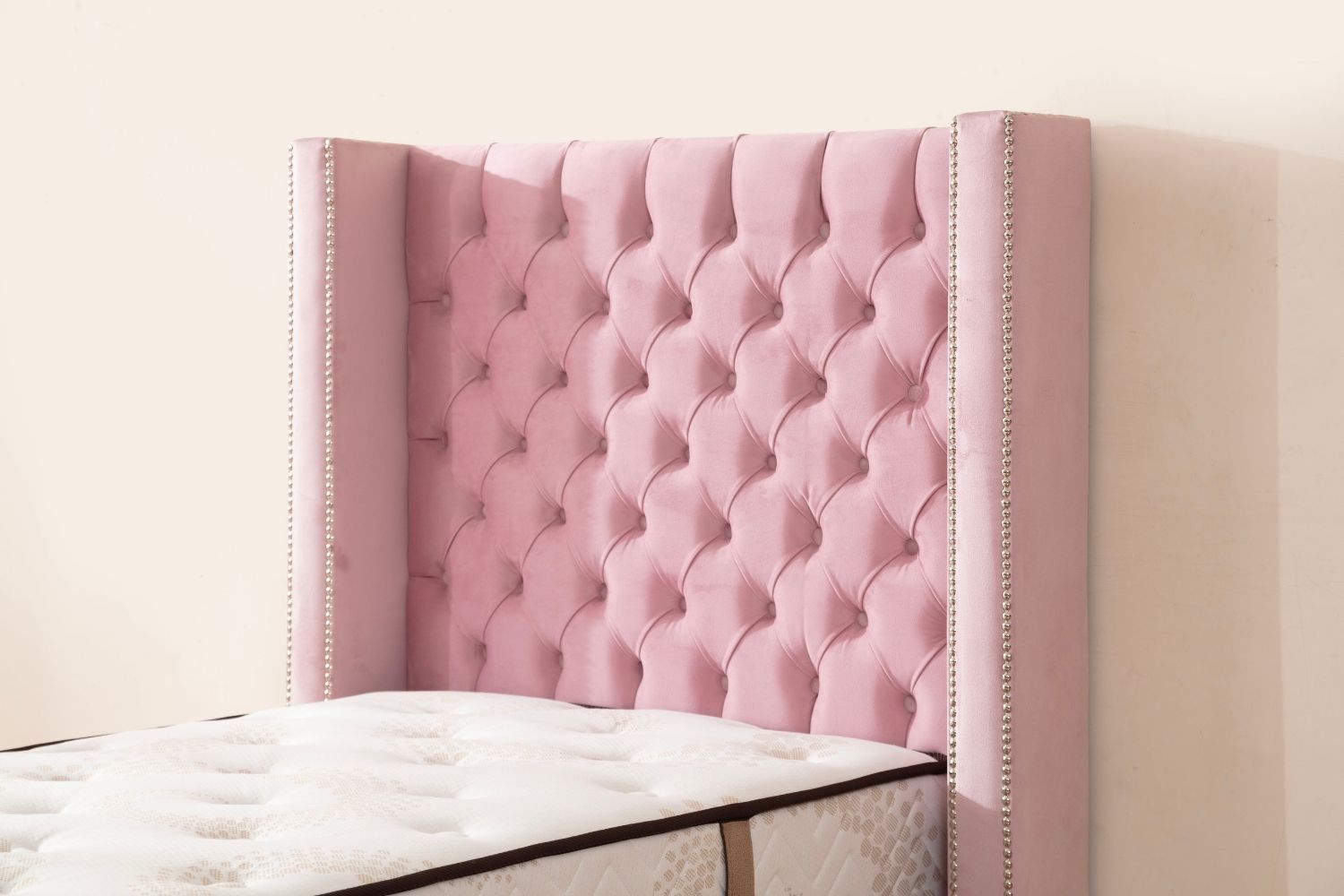Lit Coffre Enfant en velours rose capitonné CLOUTE