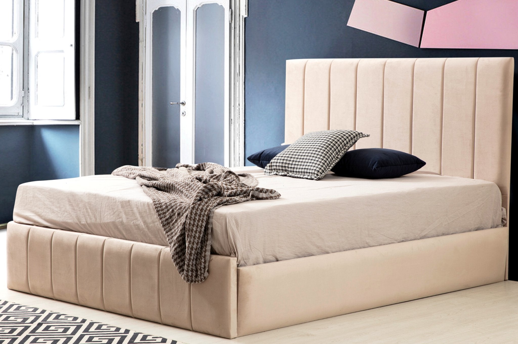cadre de lit beige dans une chambre