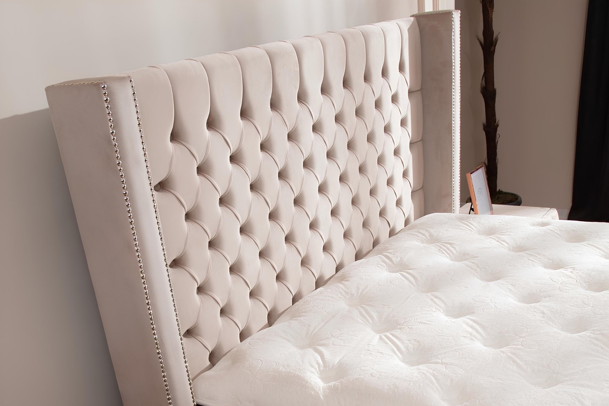 Lit Coffre en velours beige capitonné CLOUTE