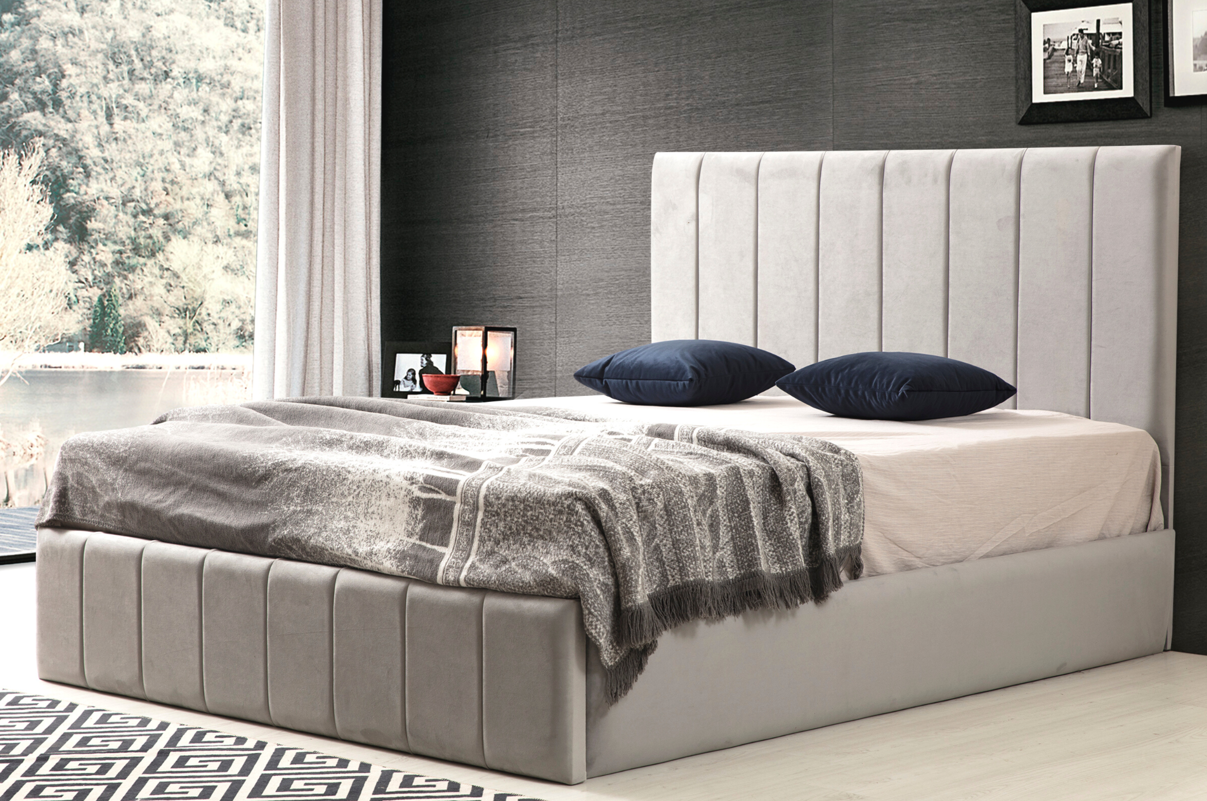 Cadre de lit en velours gris dans une chambre
