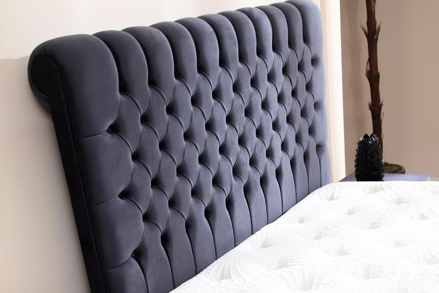Lit Coffre en velours gris anthracite capitonné LUNA