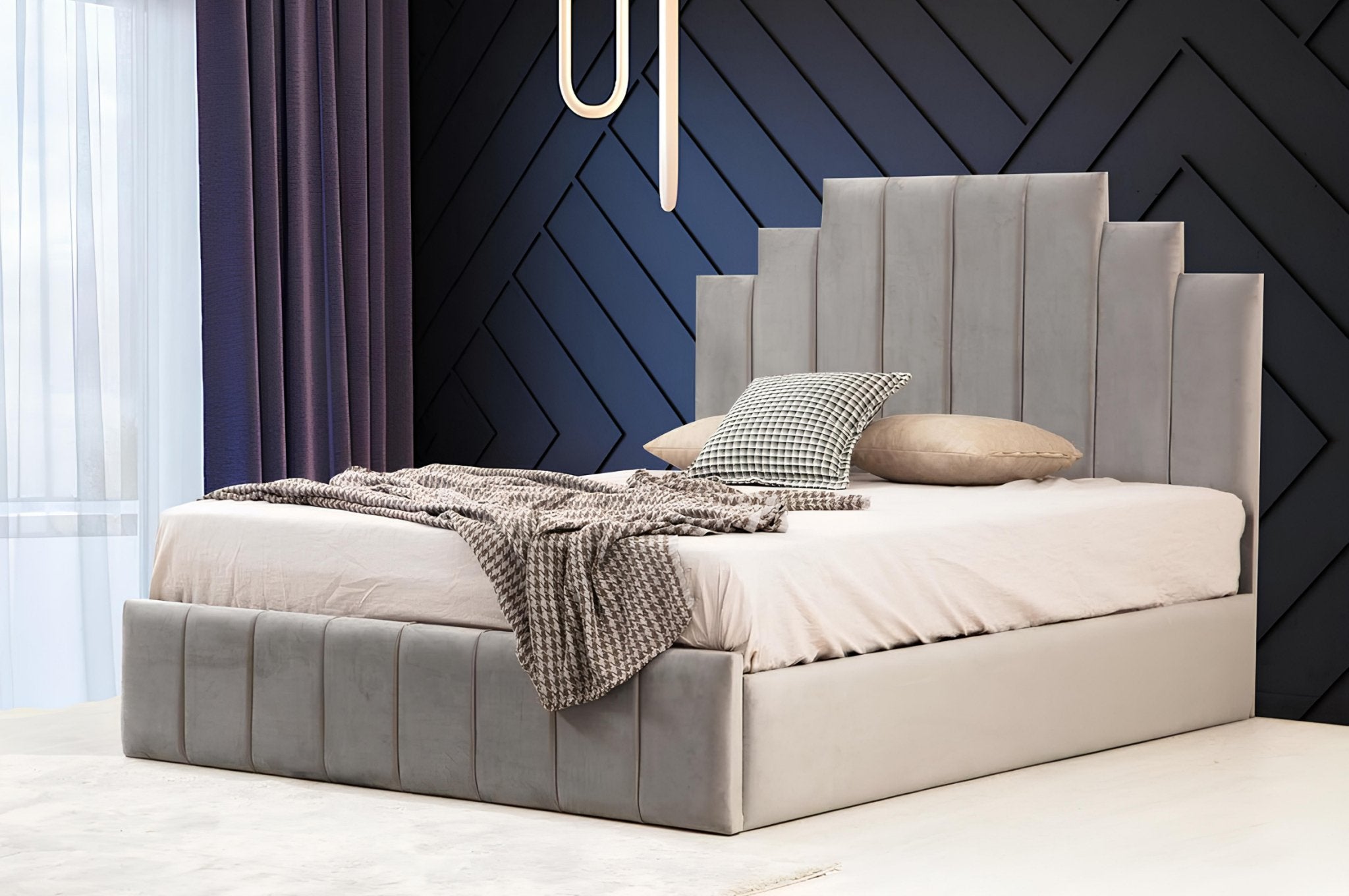 Cadre de lit en velours gris dans une chambre