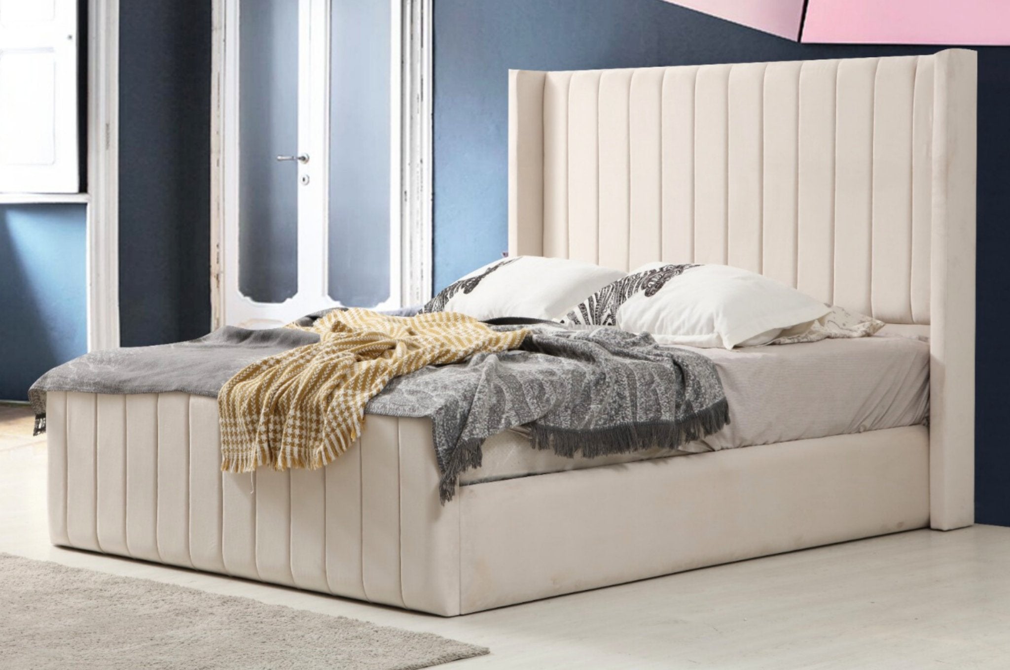 Cadre de lit beige dans une chambre