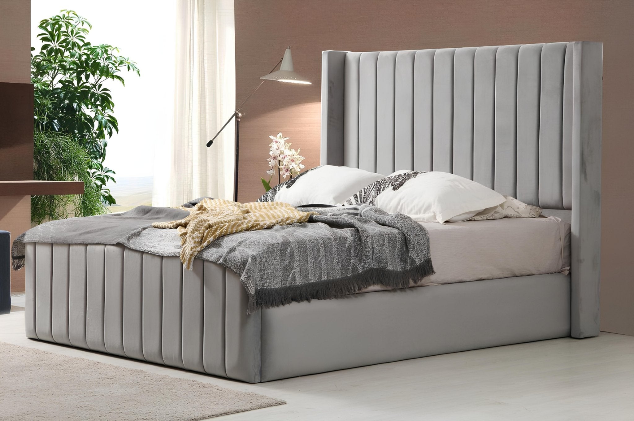Cadre de lit en velours gris dans une chambre