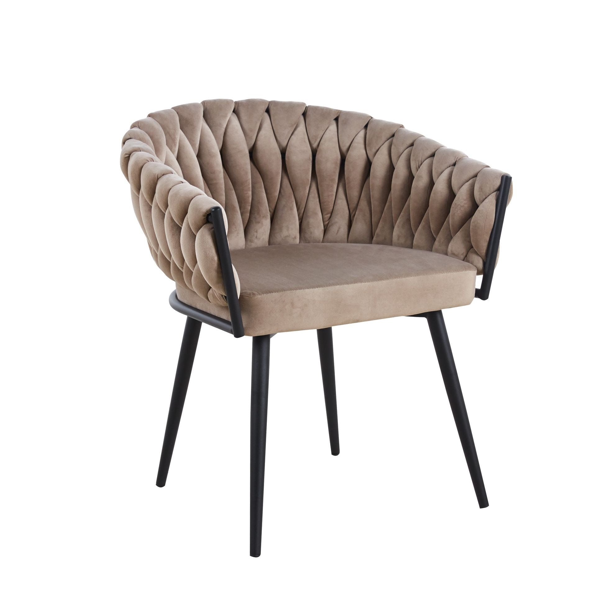 chaise marron en velours tressée sur un fond blanc 